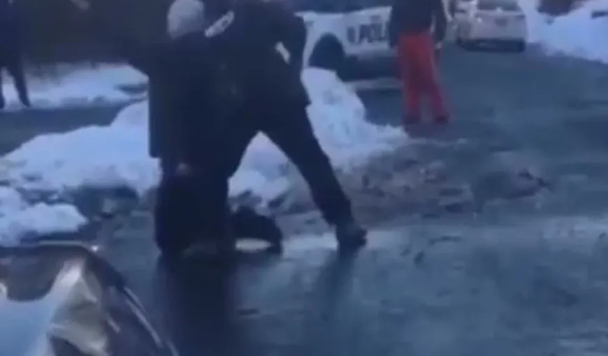 IMAGINI ŞOCANTE. Copii care se jucau cu bulgări de zăpadă, ameninţaţi cu ARMA de un POLIŢIST VIDEO