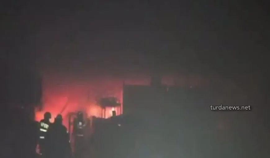Incendiu de proporţii la Turda. O fabrică de mobilă a fost mistuită de flăcări VIDEO