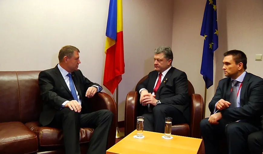 Poroşenko l-a salutat în română pe Iohannis şi l-a invitat la Kiev