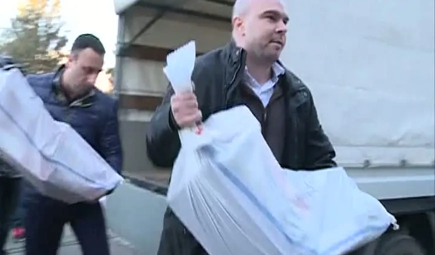 Zeci de saci cu documente au fost aduşi la DNA Ploieşti în dosarul cumnatului lui Victor Ponta VIDEO