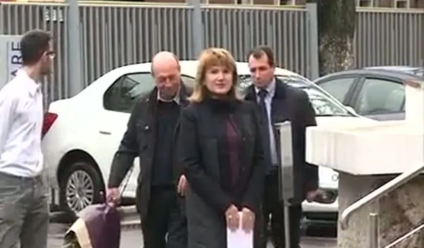 Traian Băsescu a fost la spitalul unde a născut fiica sa cea mică, Elena VIDEO