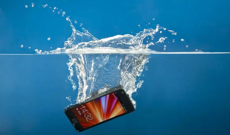 Cum să repari un smartphone pe care l-ai scăpat în apă