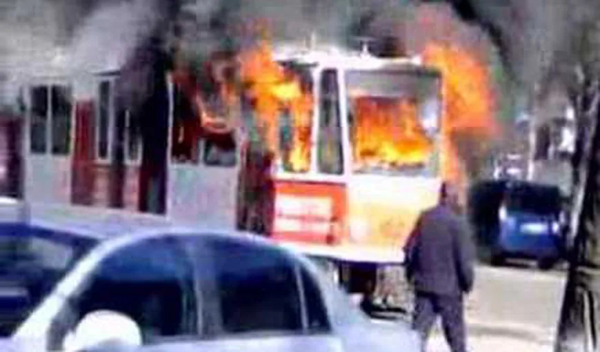Panică în Bucureşti: Un tramvai plin cu călători a luat foc
