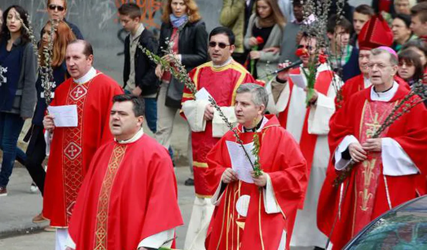 2.000 de catolici au participat la procesiunea din Duminica Floriilor