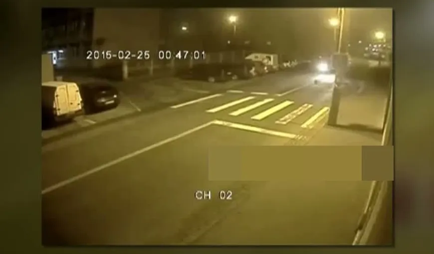 Un ŞOFER TERIBILIST filmat de camerele de supraveghere în timp ce LOVEŞTE DOUĂ MAŞINI şi FUGE VIDEO