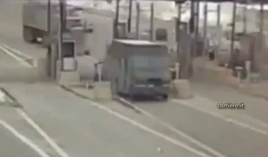 Accident spectaculos, surprins de camere: Şoferul unui camion pierde controlul volanului VIDEO