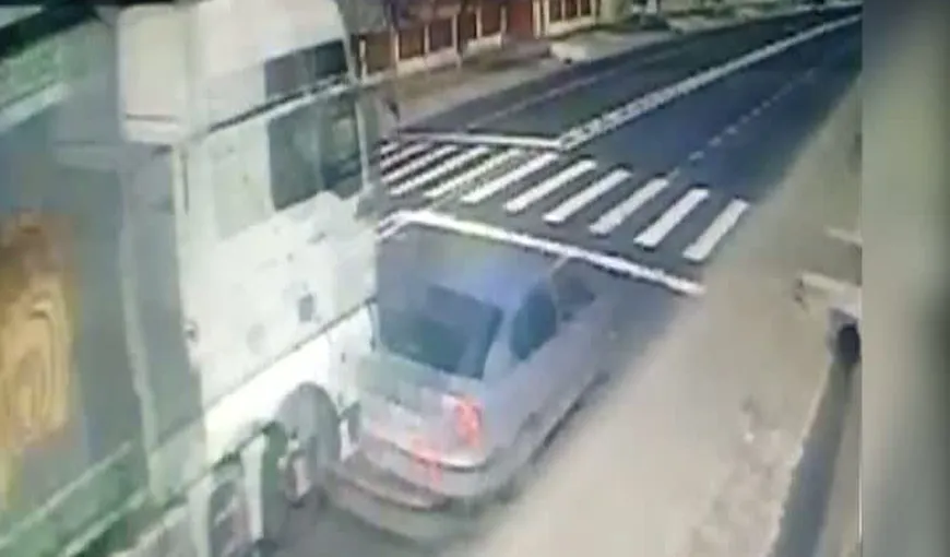 Imagini terifiante din trafic, în Vrancea: O maşină a fost agăţată de un TIR VIDEO