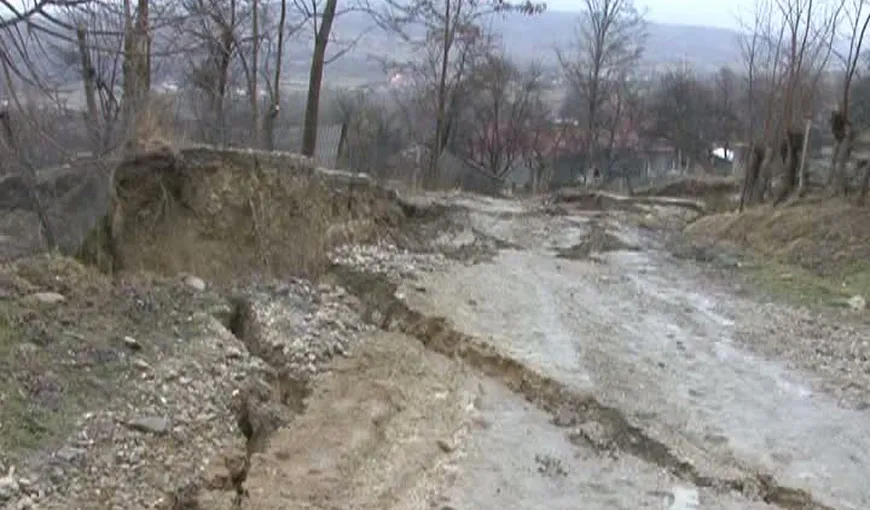 Alunecări masive în Buzău, din cauza cutremurelor. Oamenii au fost evacuaţi din case