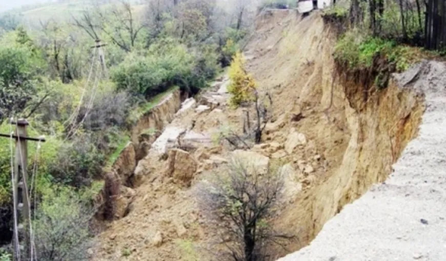 Sute de oameni izolaţi din cauza unor alunecări de teren