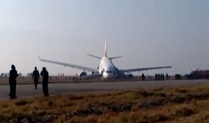 Un avion cu 238 de oameni la bord a ieşit de pe pistă pe un aeroport din Nepal VIDEO