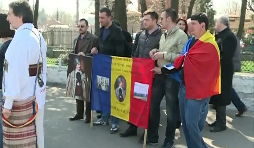 Protest la Cotroceni faţă refuzul preşedintelui de a promulga Legea „Avram Iancu”