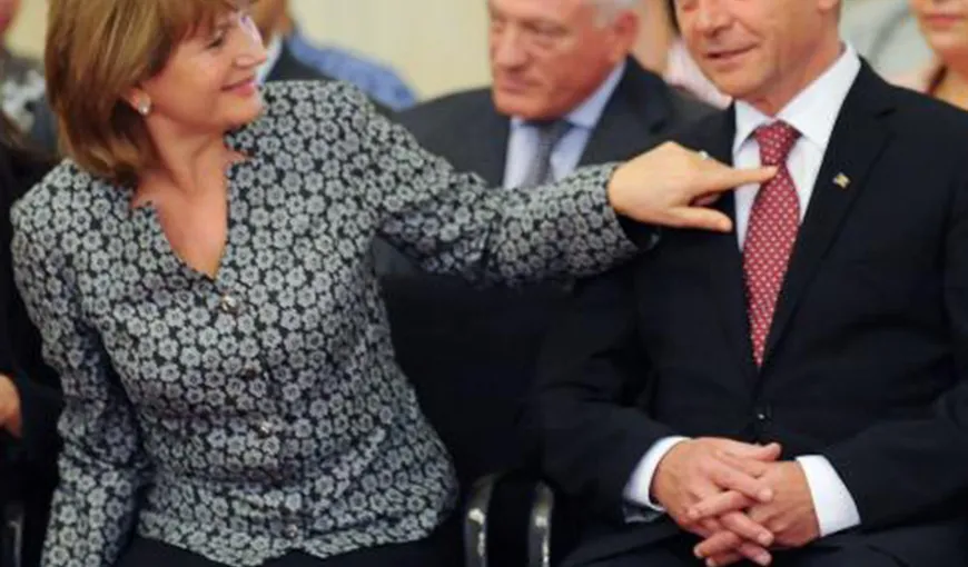 Traian Băsescu: „În 40 de ani de căsnicie nu ne-a despărţit nimic. Ne desparte o mutare?”