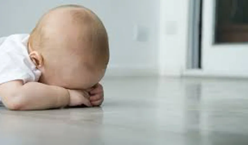 Ce se întâmplă când un tată rămâne singur acasă, cu bebeluşul. Fază amuzantă de adormit copiii VIDEO