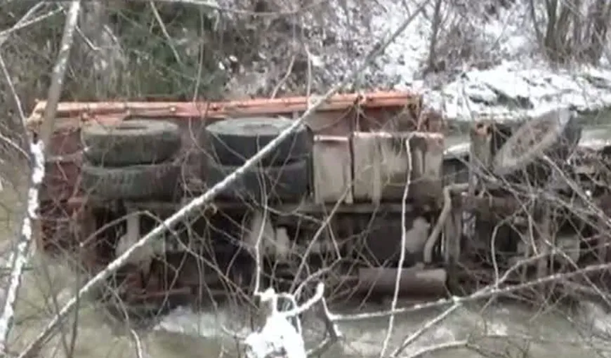 Accident grav în Bistriţa, după ce un CAMION a căzut într-o prăpastie VIDEO