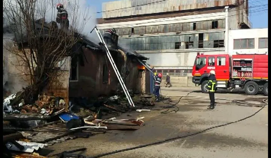 Panica într-un cartier din Buzău: O casă nelocuită, cuprinsă de flăcări