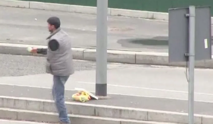 Înşelătoria unui ţigan român, demascată de presa italiană: „Miracol, cerşetorul invalid nu este invalid” VIDEO