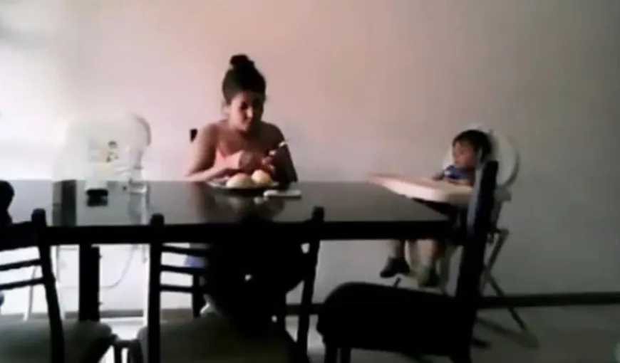 DĂDACĂ filmată cu CAMERA ASCUNSĂ în timp ce avea grijă de un copil. Ce au descoperit părinţii VIDEO
