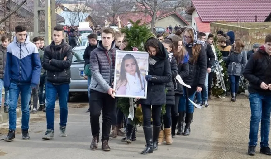Eleva din Iaşi ucisă de iubit, condusă pe ultimul drum în rochie de mireasă VIDEO