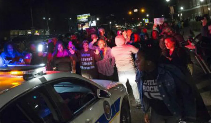 Stare de urgenţă la Ferguson. O nouă noapte de violenţe după comemorarea morţii lui Michael Brown