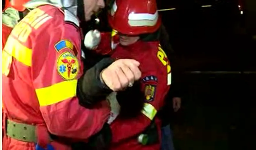 Incendiu DEVASTATOR în Bucureşti. Trei case au ars şi un om a ajuns la spital VIDEO