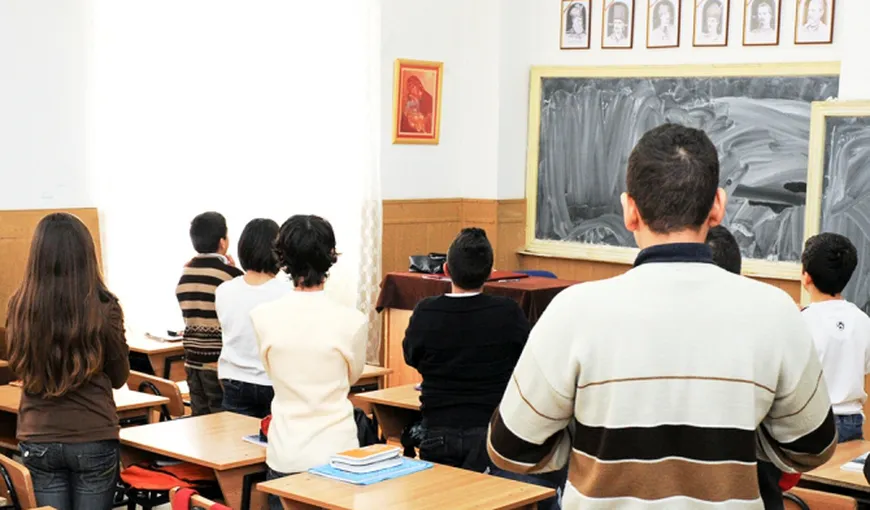 Profesor de religie din Braşov, acuzat de discriminare: Le-a dat elevilor broşuri împotriva homosexualilor