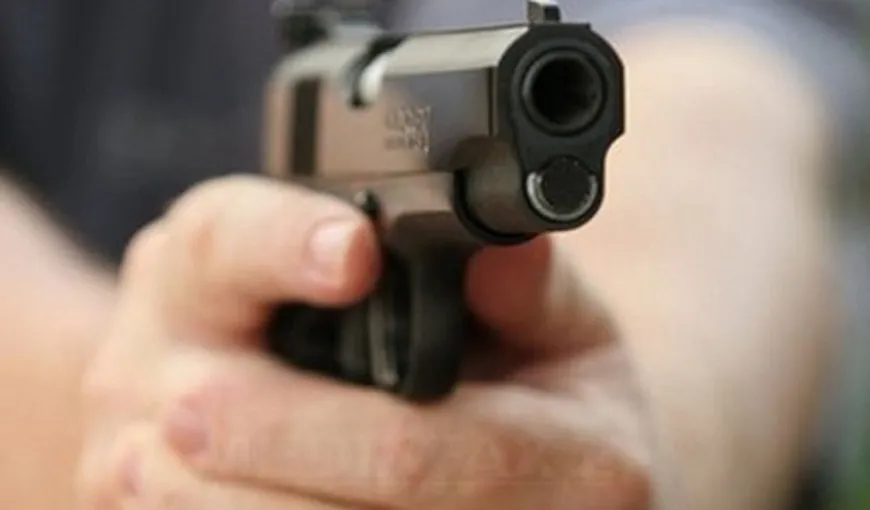 Elev de 16 ani, AMENINŢAT cu un pistol pentru taxă de protecţie