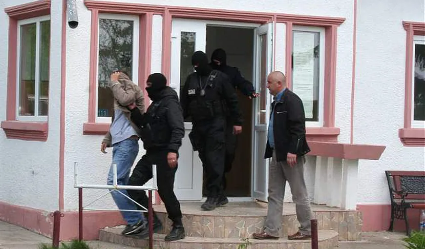 Un traficant arestat în lipsă se ascundea chiar în casa unui poliţist