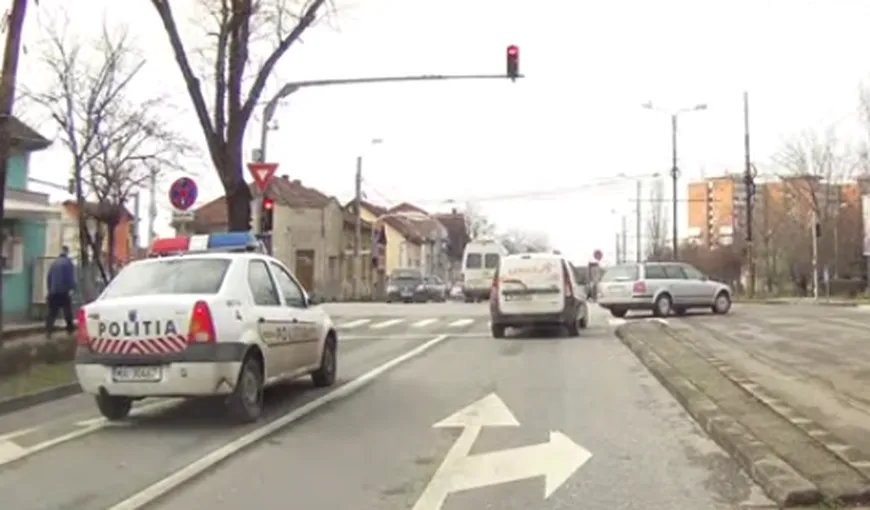 Culmea TUPEULUI. Un echipaj de poliţie încalcă două reguli de circulaţie în aceeaşi zi VIDEO