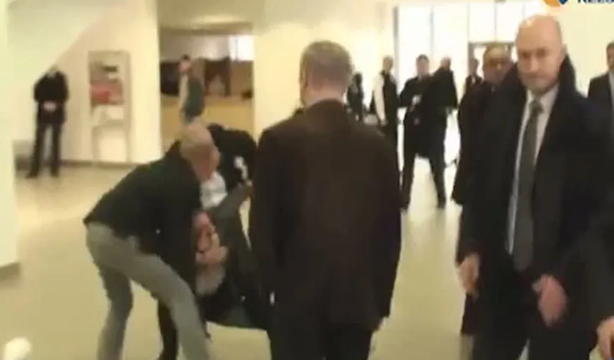Imagini şocante: Ce a păţit un bărbat care încerca să-l întrebe ceva pe preşedintele Poloniei VIDEO