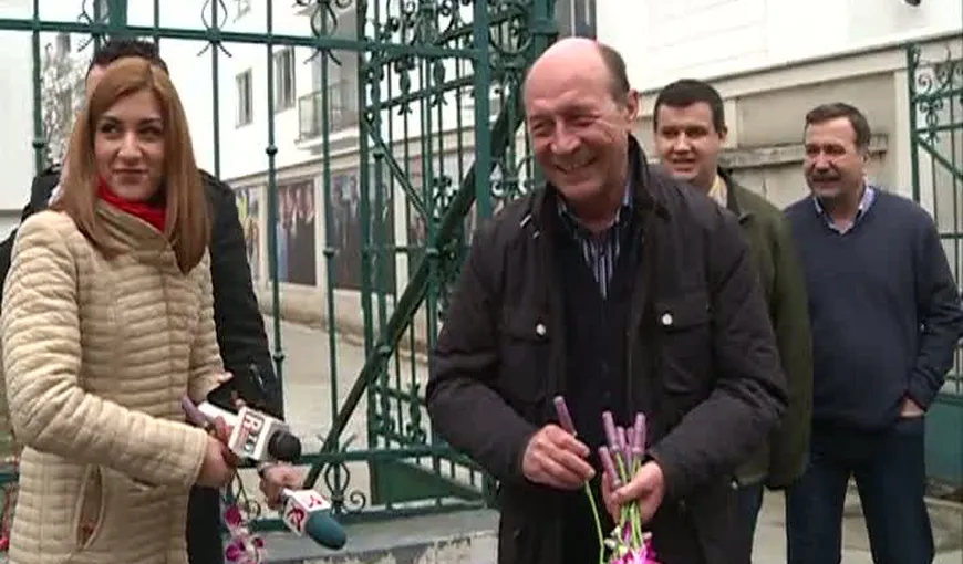 Traian Băsescu a împărţit flori femeilor de la PMP şi jurnalistelor. Care a fost mesajul său de Mărţişor