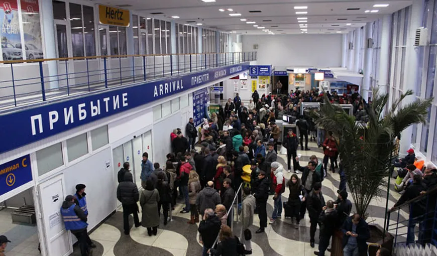 Alertă cu BOMBĂ pe aeroport, în Crimeea. 700 de oameni au fost evacuaţi