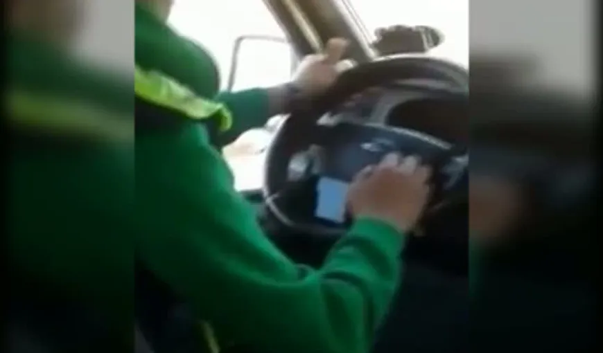 INCONŞTIENŢĂ fără margini. Un şofer de MICROBUZ filmat când se juca pe telefon, la volan VIDEO