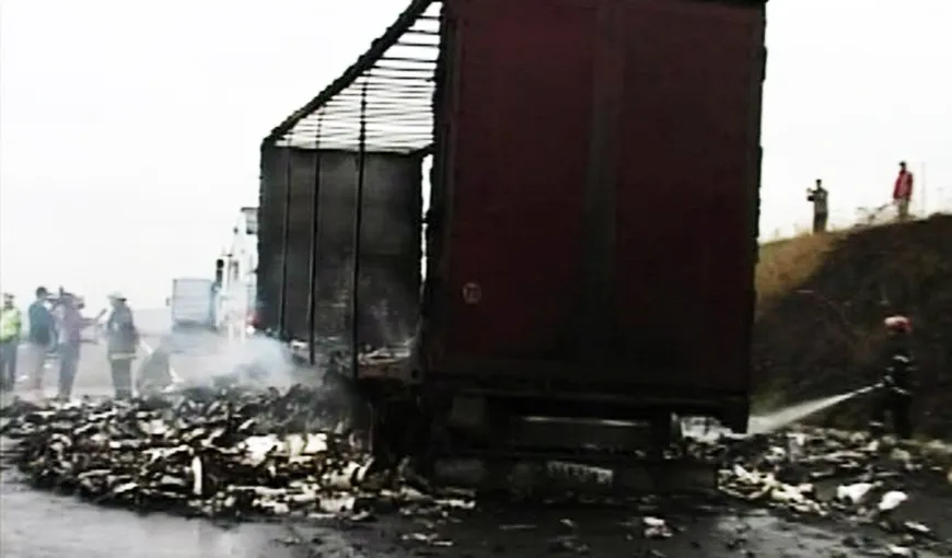 Camion în flăcări la Cluj. Un tir încărcat cu vopsea a explodat pe şosea