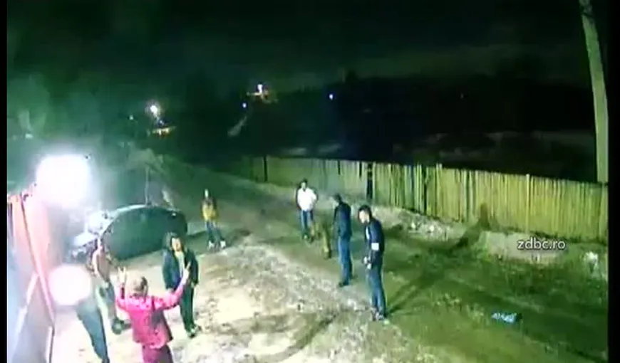 Un sat din Bacău, ca-n Vestul Sălbatic. Bandele de tâlhari se bat pe uliţe VIDEO
