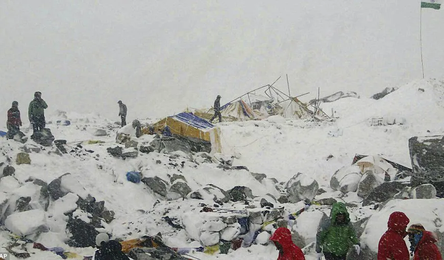 CUTREMUR ÎN NEPAL. Pe Everest, bilanţul a ajuns la 22 de morţi şi 217 dispăruţi