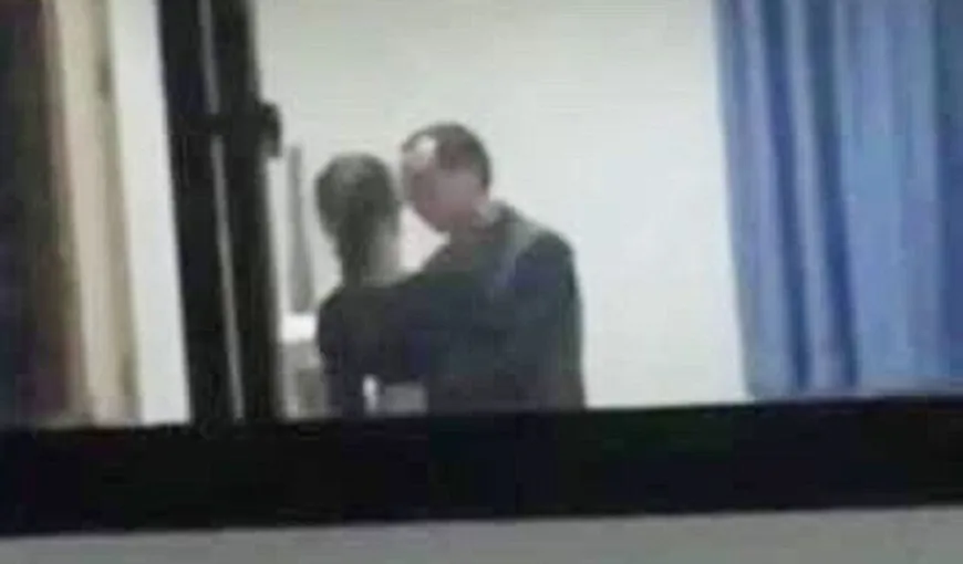Un PROFESOR a fost filmat în ipostate intime cu elevă de 16 ani. Filmarea a devenit virală VIDEO