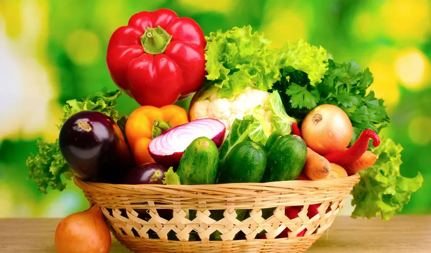 Cum ar trebui să mâncăm CORECT legumele: CRUDE sau GĂTITE?