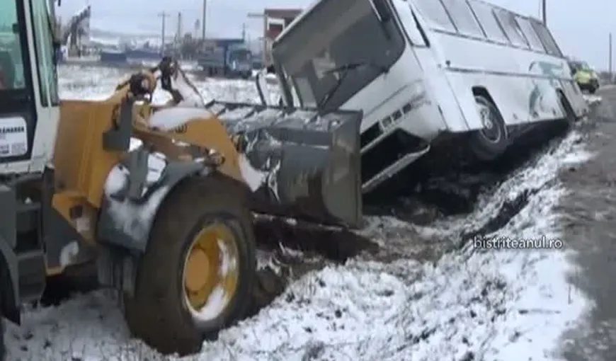 Accidente rutiere grave din cauza zăpezii. Un camion s-a ciocnit cu un utilaj, un autobuz s-a RĂSTURNAT