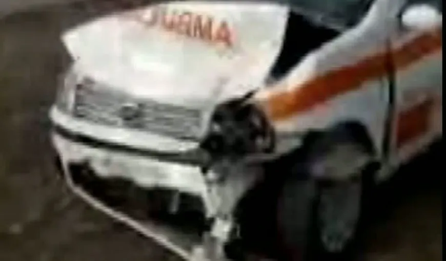 O ambulanţă cu pacienţi a fost izbită în plin de un autoturism. O bolnavă a fost rănită