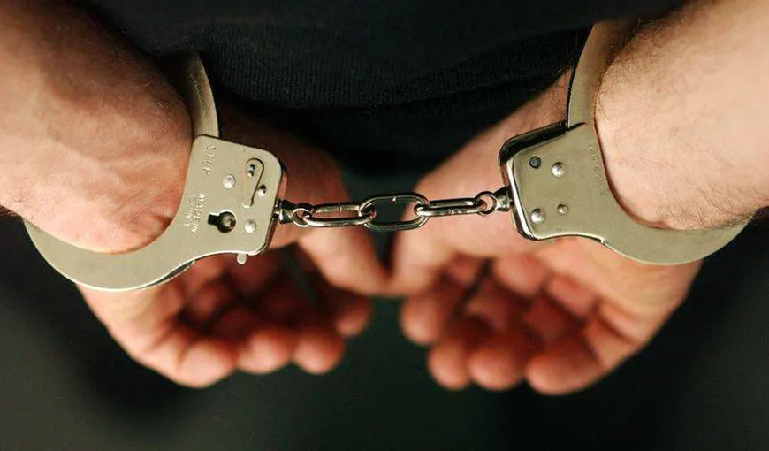 13 persoane, arestate preventiv într-un dosar privind infracţiuni informatice şi spălare de bani