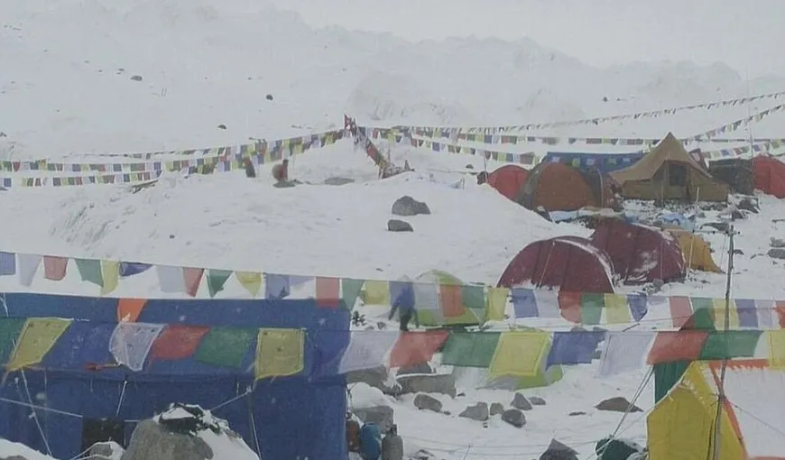 MAE: Ultimul alpinist român blocat pe Everest a fost evacuat