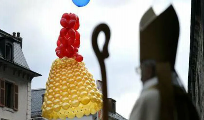 Un imens clopot din 700 de baloane a fost lansat spre Vatican