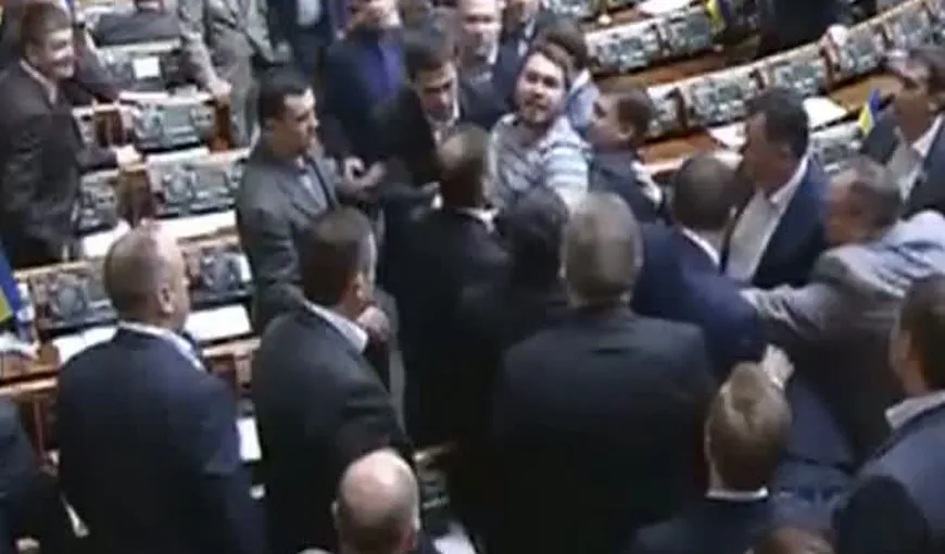 Bătaie în Parlamentul de la Kiev: Un deputat a sărit la gâtul unui coleg VIDEO