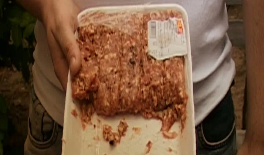 Descoperire DEZGUSTĂTOARE în carnea de mici cumpărată de la magazin: „Am crezut că are zgârciuri” VIDEO