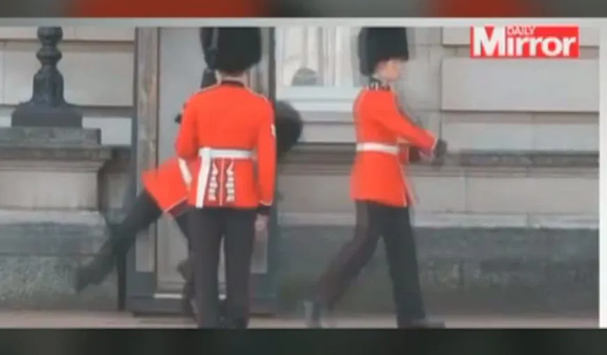 Moment amuzant la Palatul Buckingham: Ce a păţit un soldat din garda reginei VIDEO