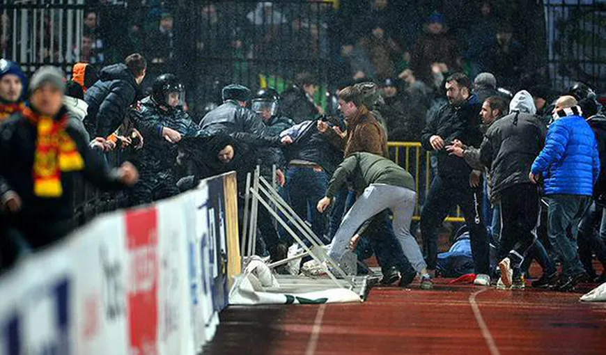 Haos în Rusia: BĂTAIE GENERALĂ pe stadion. Un român s-a aflat pe teren VIDEO