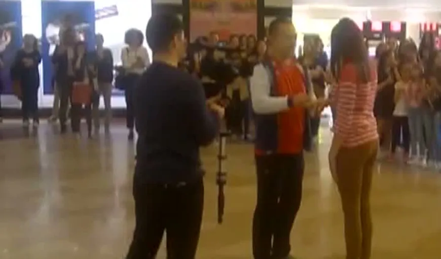 Cerere în căsătorie de senzaţie, într-un mall din Cluj-Napoca VIDEO