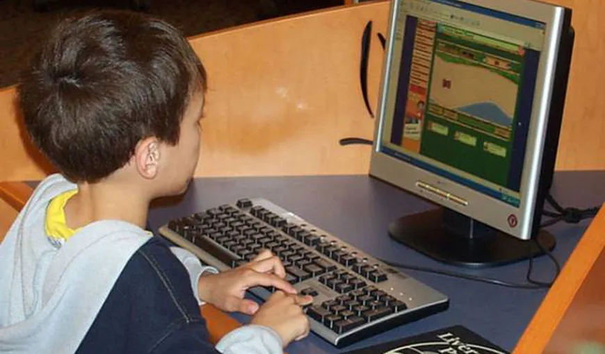 Vouchere pentru calculatoare, acordate de Guvern abia la toamnă copiilor din familii fără posibilităţi
