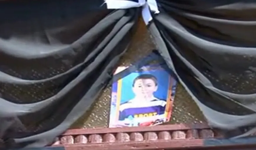 Copilul care a murit din cauza diagnosticului greşit a fost înmormântat VIDEO