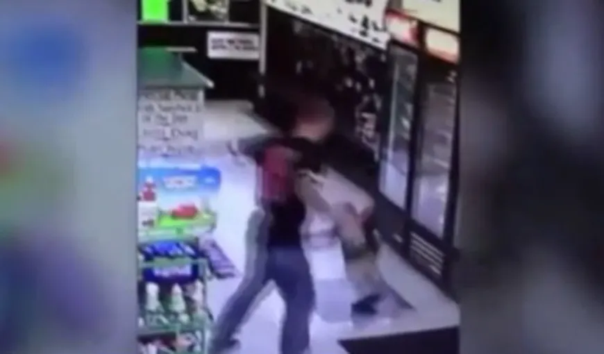 Imagini şocante într-un supermarket: Copil LOVIT CU BESTIALITATE peste faţă de către un tânăr